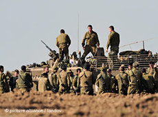 Israelische Panzer am 12. Januar 2009 an der nördlichen Grenze des Gazastreifens; Foto: dpa