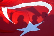 Schatten hinter türkischer Nationalfahne; Foto: AP