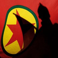 Schatten vor kurdischer Fahne; Foto: AP