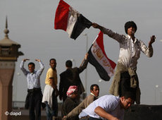 Ägypter schwenken nach dem Rücktritt Mubaraks Nationalfahnen in Kairo; Foto: dapd