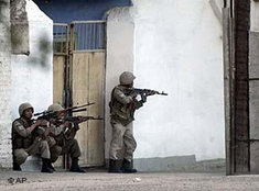 Militär schießt in ANdischan; Foto: AP