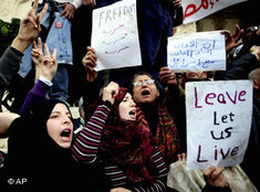 Ägypterinnen in Alexandria demonstrieren gegen Mubarak; Foto: AP
