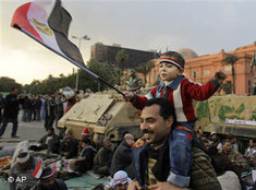 Ägyptischer vater mit seinem Sohn am Tahrir-Platz in Kairo; Foto: AP