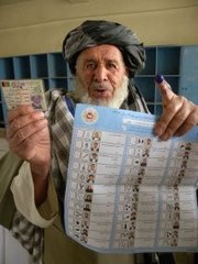 Afghanischer Wähler in Kandahar; Foto: dpa