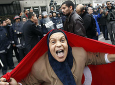 Tunesierin während einer Demonstration gegen Ben Ali; Foto: AP