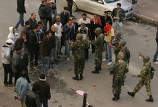 Demonstranten und Einheiten der Armee in den Straßen von Tunis; Foto: dpa
