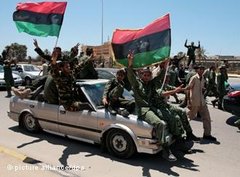 Libysche Rebellen feiern den Sieg über Gaddafi in Tripolis; Foto: dpa