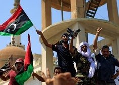 Rebellen nach der Eroberung der Gaddafi-Residenz in in Bab Al-Aziziya; Foto: dapd