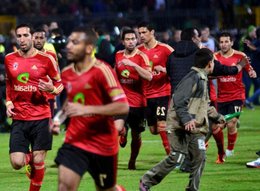 Al-Ahli-Spieler fliehen vom Spielfeld im Stadion von Port Said; Foto: dpa