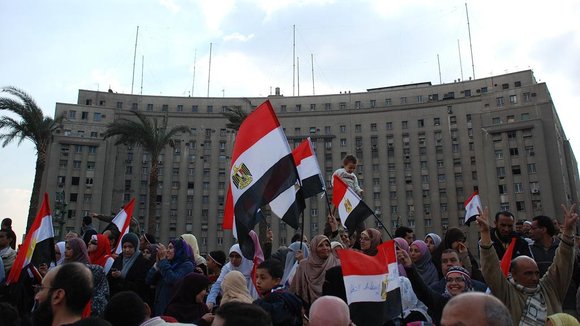 Demonstranten vor der Mugamma am Tahrir-Platz; Foto: Amr S. El-Kady/DW