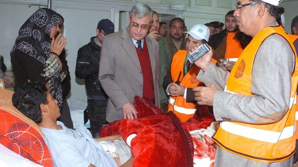 Beobachter der Arabischen Liga bei einem Besuch von Verwundeten in einem staatlichen Krankenhaus in Daraa, im Süden des Landes im Dezember 2011; Foto:EPA/SANA Handout