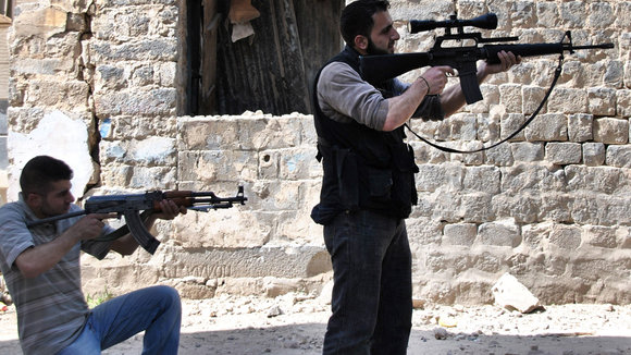 Zwei Kämpfer der Freien Syrischen Armee in der Provinz Homs; Foto: AP/dapd
