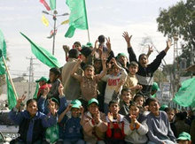 Jubelnde Hamas Anhänger im palästinensischen Flüchtlingscamp Khan Yunes; Foto: AP