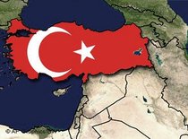 Karte des Nahen Osten mit türkischer Flagge über türkischem Staatsgebiet; Foto: AP