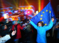 Eine junge Frau feiert in Bukarest den Beitritt Rumäniens zur EU, Foto: AP