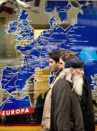 Ein Fußgänger geht an einer EU-Karte in Bukarest vorbei, Foto: AP