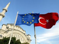 Fahnen der EU und der Türkei vor der Moschee in Istanbul; © AP