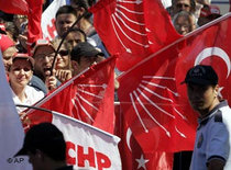 CHP-Anhänger bei den Wahlen in der Türkei 2007; Foto: AP