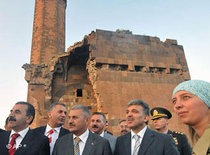 Der türkische Präsident Abdullah Gül besucht im Juli 2008 eine armenische Ruine; Foto: AP