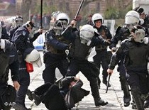 Polizeigewalt gegen Demonstranten in Istanbul; Foto: AP