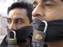 Pakistanische Journalisten protestieren gegen Behinderung der Arbeit; Foto: AP