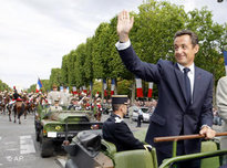 Sarkozy auf der Parade zum 14. Juli in Paris; Foto: AP