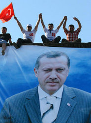 Anhänger Erdogans bei einer AKP-Wahlveranstaltung in Istanbul; Foto: AP