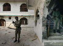 Pakistanischer Soldat auf dem Gelände der beschädigten Roten Moschee; Foto: AP