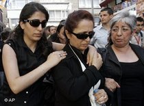 Rakel Dink, ihre Tochter Delal and Rechtsanwältin Fethiye Cetin, Foto: AP