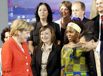 Teilnehmer am letztjährigen Integrationsgipfel in Berlin mit Kanzlerin Merkel; Foto: AP