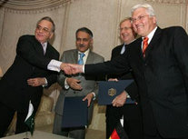 Khursheed Kasuri (links) und Frank-Walter Steinmeier in Islamabad; Foto: AP