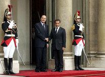 Jacques Chirac und sein Nachfolger Nicolas Sarkozy am Elysée-Palast; Foto: AP