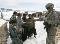 US-Soldat verteilt Warnblätter über Minen und Anti-Talban-Aktionen in Afghanistan; Foto: AP
