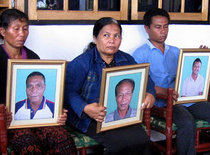Indonesische Christen protestieren gegen die Ermordung ihrer Angehörigen; Foto: AP