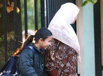 Muslimische Mutter mit ihrem Schulkind; Foto: AP