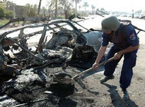 Zerstörter PKW nach Selbstmordanschlag in Bagdad; Foto: AP