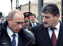 Der russische Präsident Wladimir Putin und der tschetschenische Präsident Alu Alchanow in Grosnyj; Foto: AP
