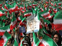 Iranische Fahnen mit Bush-Karikaturen; Foto: AP