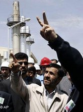 Ahmadinedschad bei der Besichtigung eines Atomkraftwerks; Foto: AP
