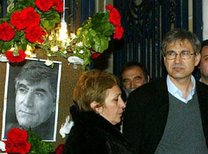 Literaturnobelpreisträger Orhan Pamuk trauert um den ermordeten armenischen Schriftsteller Hrant Dink in Istanbul; Foto: AP