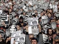 Teilnehmer an der Trauerveranstaltung halten Plakate mit dem Porträt Dinks; Foto: AP