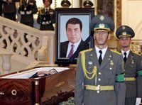 Ehrengarde für den im Dezember gestorbenen Staatspräsidenten Saparmurat Nijasow in Ashgabat; Foto: AP