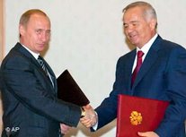 Russlands Präsident Putin und der usbekische Präsident Karimow in Taschkent; Foto: AP