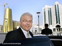Bundesaußenminister Steinmeier in Astana vor neuerbauten regierungsgebäuden; Foto: dpa