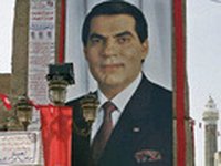 Poster mit dem Bild des tunesischen Präsidenten Ben Ali; Foto: AP
