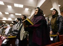 Afghanische Parlamentarier bei der Vereidigung mit dem Koran in der Hand; Foto: AP