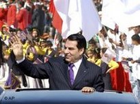 Der tunesische Staatspräsident Ben Ali auf einer Parade während des 50. Jahrestags der Unabhängigkeit von Frankreich; Foto: AP