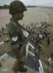 Ein indischer Soldat bei Protesten in Kaschmir; Foto: AP