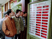 Passanten schauen auf eine Tafel mit Wechselkursen während der Finanzkrise im Februar 2001; Foto: AP