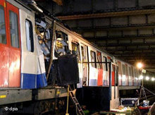 Das Wrack einer U-Bahn nach Bombenanschlägen islamistischer Terroristen in London im Juli 2005; Foto: dpa
